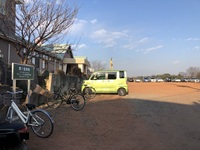 こちらが校舎に最も近いといつもオススメしている正面玄関前、第一駐車場です。マイカー通学をしている専門課程や美容通信課程の生徒も、ここに駐車することが多いです。正面玄関前は『GRENOBLE』と書かれた大きなメルヘンなアーチが目印です。