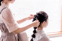 様々な道具の使い方から、夜会巻きなどのスタイル作り等、ヘアアレンジの基礎から応用までを学びます。