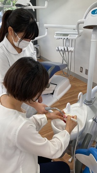 超音波スケーラーを使った歯石除去の練習！