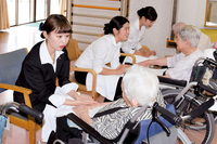 介護福祉施設を訪問し、癒しの大切さを学ぶ体験型授業です。美容効果はもちろん、マッサージによるリハビリ効果やリラクゼーション効果をそばで感じることが出来ます。