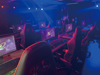 【e-sportsスタジオ】e-sports業界バックアップのもと、最新の設備が揃ったe-sportsスタジオ。ゲーム実習からイベント運営・映像・音響・照明といった機材の授業もすべて、このスタジオで行うことができる。