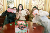 毎年、オシャレな会場を貸し切って開催されるクリスマスパーティーは、学生に大人気のイベントです！１・２年生が一緒になってワイワイ楽しみます♪
