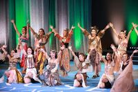 2年次でのイベント(制作発表会)の一部です。テーマに沿った衣装・ヘアメイクを学生同士意見を出して仕上げます。授業で培った技術を思う存分発揮できるイベントです。