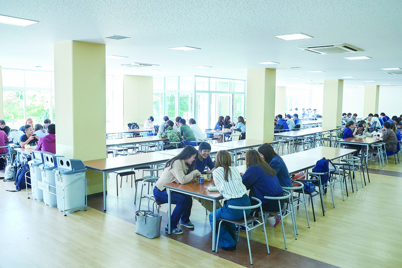 陽だまりが心地よく、憩いの場となる「カフェテラス」（食堂）です。Wi-Fiにも対応しています。