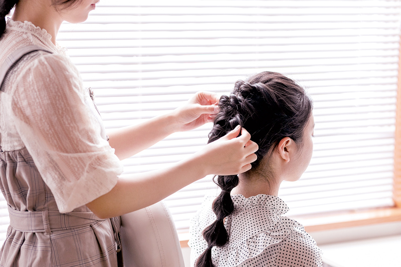 様々な道具の使い方から、夜会巻きなどのスタイル作り等、ヘアアレンジの基礎から応用までを学びます。