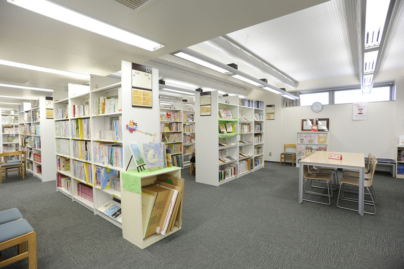 幼児教育・保育の専門書が1万5千冊あります。