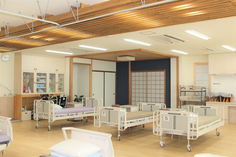 介護福祉学科や社会福祉学科の授業で利用する介護実習室。ベッドや車椅子はもちろん、リフトなどがあり実践的に学習できます。