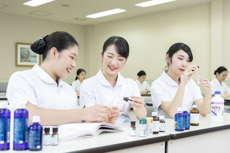 美容業界はもちろん、福祉や医療の現場でも注目のアロマテラピー。精油の効果と特徴を知り、香りが心とからだにどのように作用するのかを学びます。