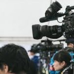 【テレビ業界に就職するには】どんな学校に行けばいいの？大学と専門学校どっちがいいのかについても紹介！