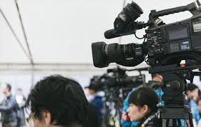 【テレビ業界に就職するには】どんな学校に行けばいいの？大学と専門学校どっちがいいのかについても紹介！