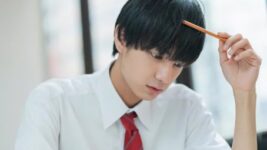 勉強する高校生